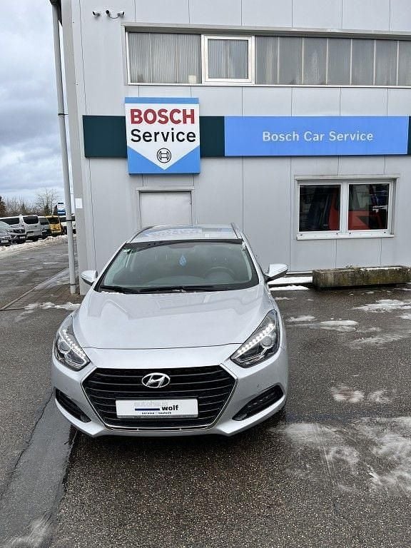 Sleek silver Gebraucht 2016 Hyundai i40 Trend Kombi | 9.900 € (Fairer Preis) - Bild 1/4