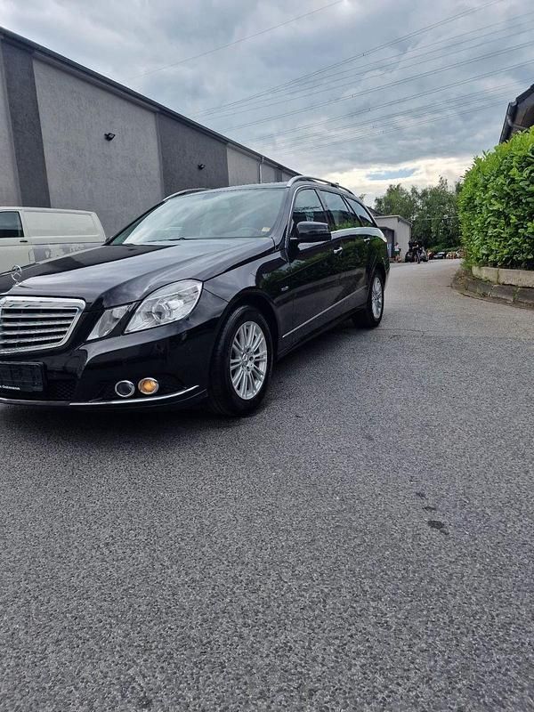 Schwarz Gebraucht 2011 Mercedes E200 Kombi | 6.500 € (Superpreis) - Bild 1/4