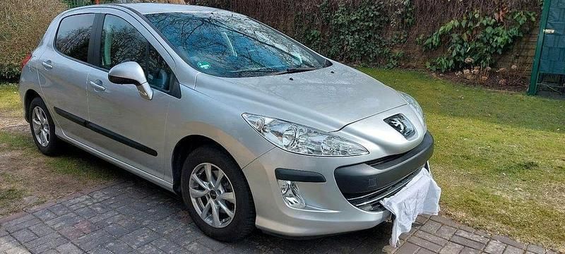 Gebraucht Peugeot 308 Active 120 PS (88 kW) 2011 Silber Limousine
