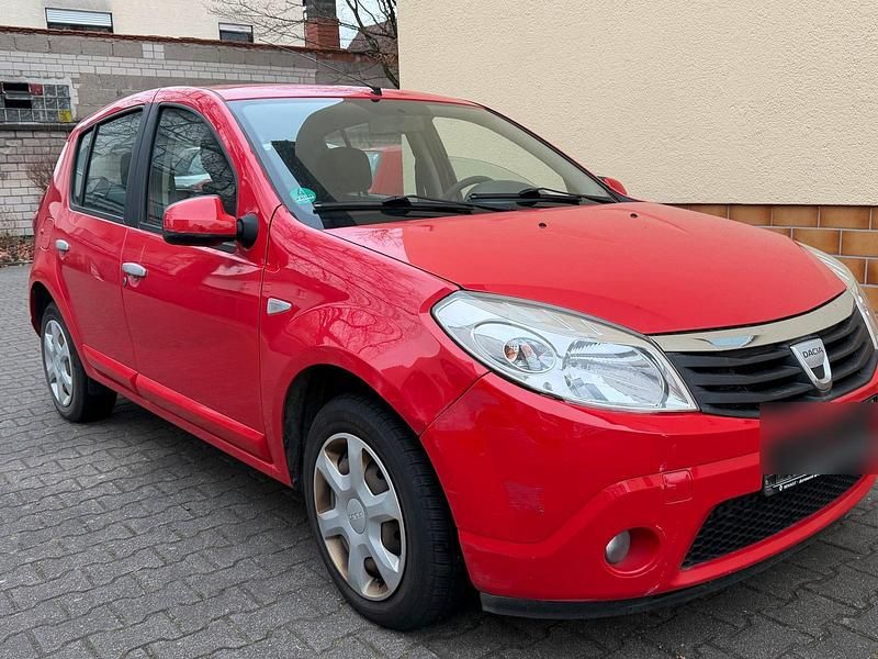 Rot Gebraucht 2010 Dacia Sandero Limousine | 1.950 € (Fairer Preis) - Bild 1/4