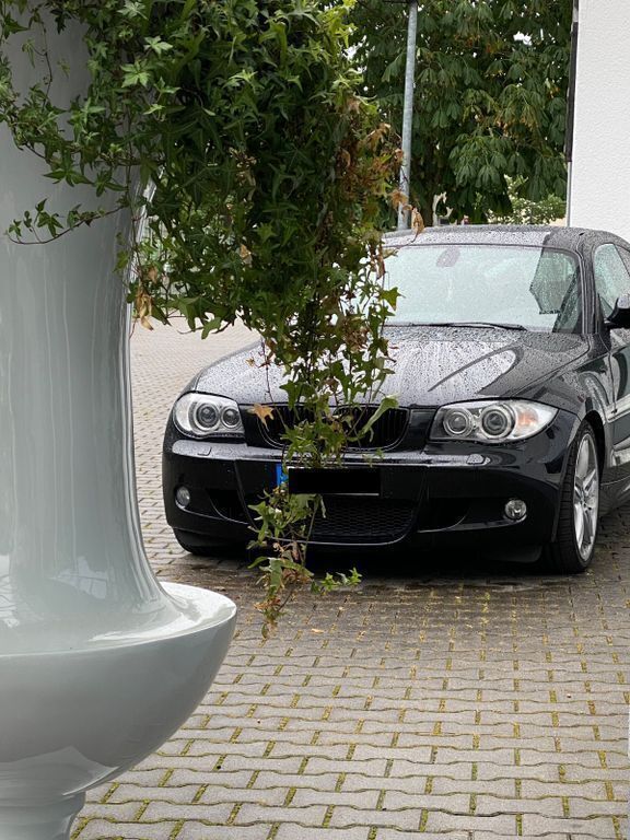Schwarz Gebraucht 2010 BMW 120 M Sport Kleinwagen | 7.599 € (Fairer Preis) - Bild 1/4