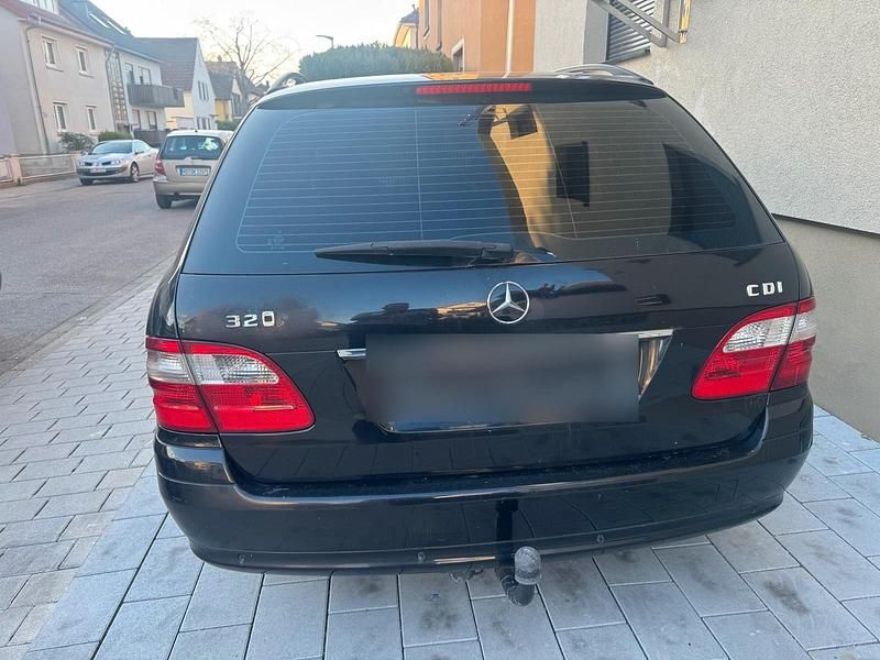 Second-hand Mercedes E320 Classic 204 CP (150 kW) 2005 Negru Break