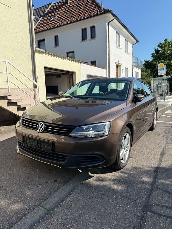 Braun Gebraucht 2011 VW Jetta Comfortline Limousine | 4.150 € (Fairer Preis) - Bild 1/4