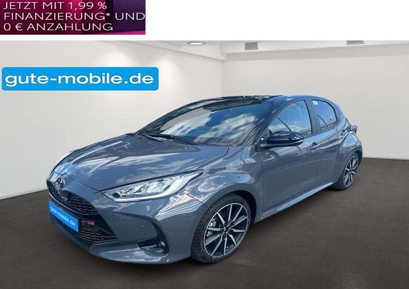 Ash (1m2)/ black (202) Neu 2025 Toyota Yaris Hybrid Sport Limousine | 34.999 € (Teuer) - Bild 1/4