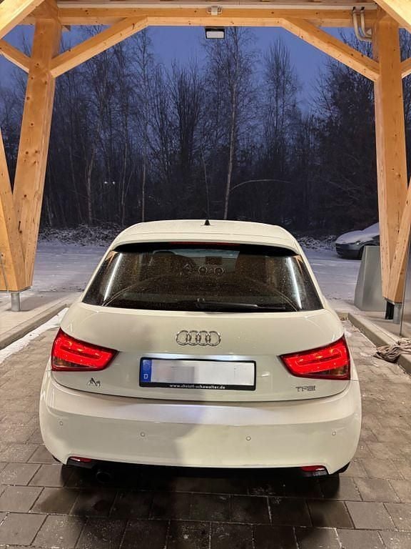 Weiß Gebraucht 2013 Audi A1 Sportback Ambition Kleinwagen | 7.500 € (Guter Preis) - Bild 1/4