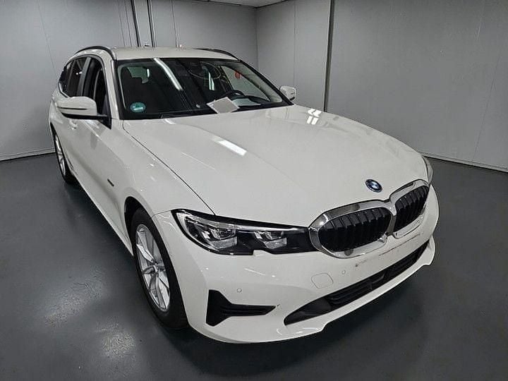 Gebraucht BMW 330e Advantage 190 PS (139 kW) 2022 Weiß Kombi