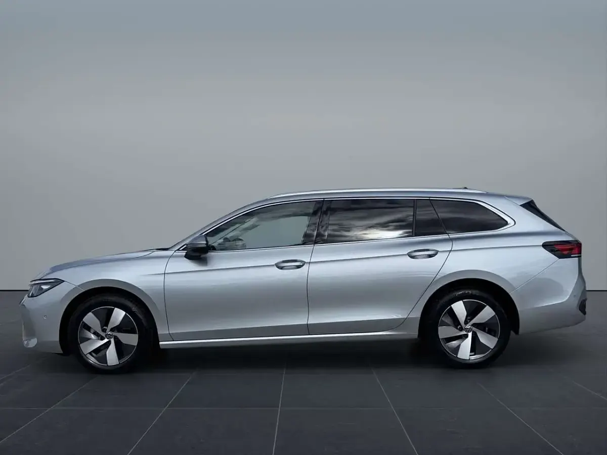 Gebraucht VW Passat 150 PS (110 kW) 2025 Oyster silver metallic Kombi