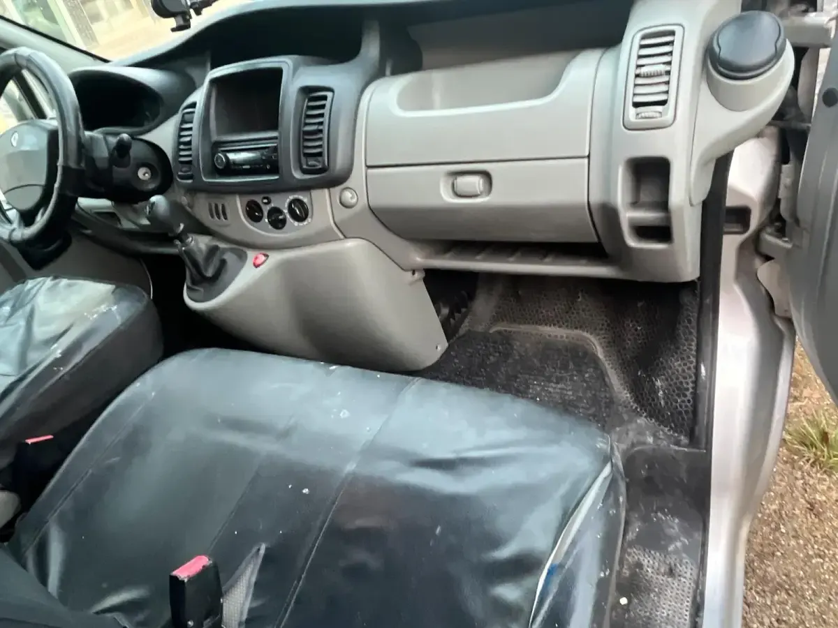 Gebraucht Renault Trafic 90 PS (66 kW) 2012 Silber Van / Kleinbus