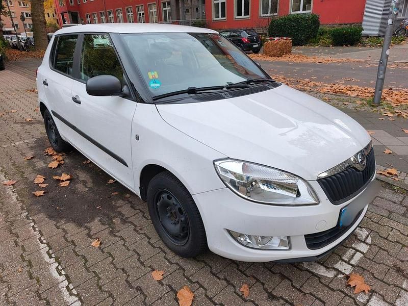Weiß Gebraucht 2013 Skoda Fabia Cool Edition Limousine | 5.450 € (Fairer Preis) - Bild 1/4