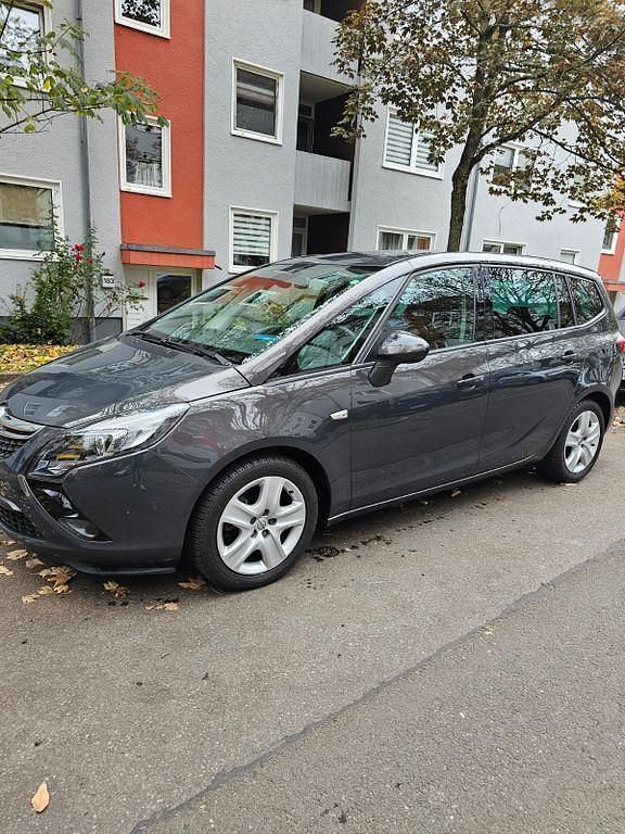 Grau Gebraucht 2016 Opel Zafira Tourer Business Van / Kleinbus | 13.990 € (Etwas zu teuer) - Bild 1/4