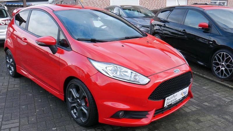 Rot Gebraucht 2017 Ford Fiesta Sport Kleinwagen | 11.990 € (Etwas zu teuer) - Bild 1/4