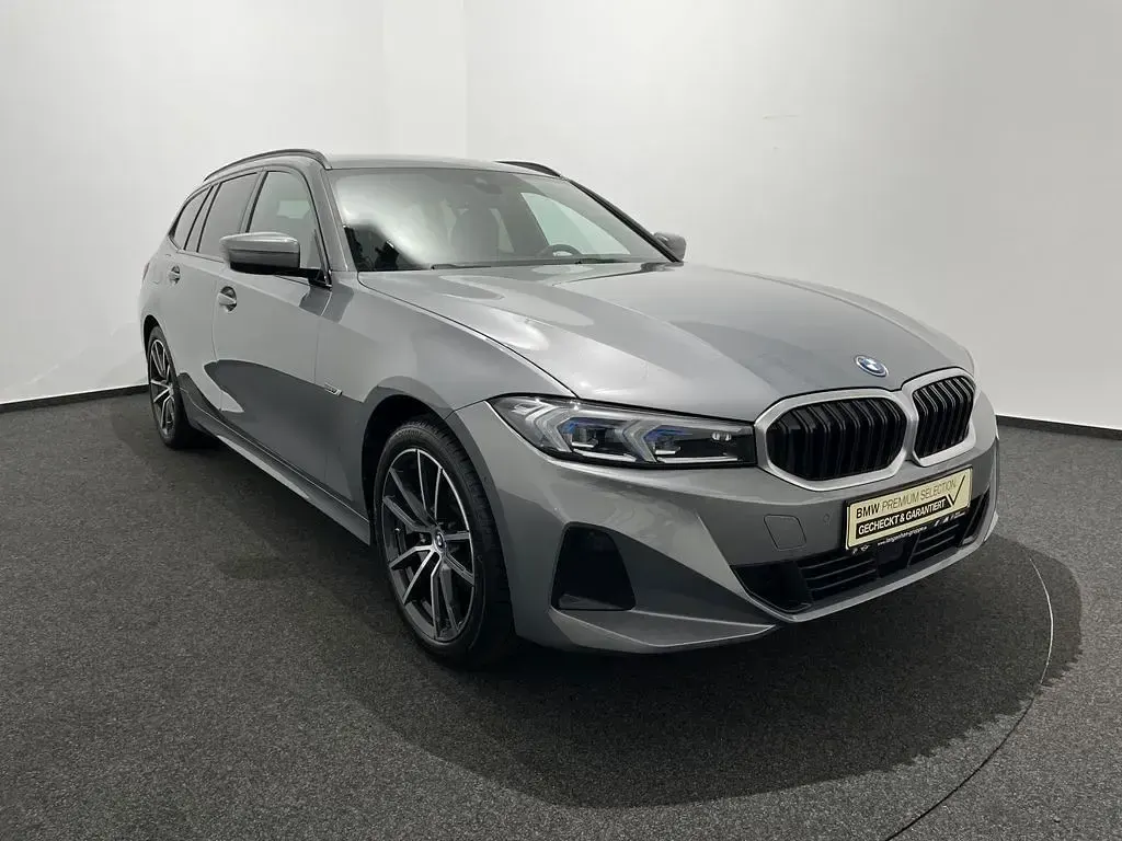 Gebraucht BMW 330e Sport Line 292 PS (214 kW) 2023 Grau Kombi