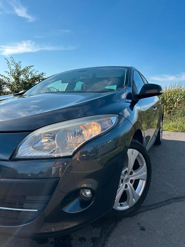 Grau Gebraucht 2010 Renault Mégane III Limousine | 4.200 € (Guter Preis) - Bild 1/4