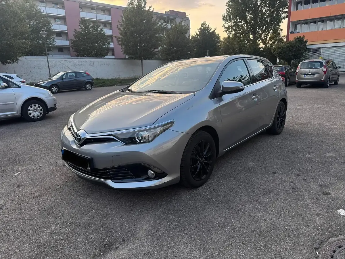 Gebraucht Toyota Auris 116 PS (85 kW) 2016 Grau Kleinwagen