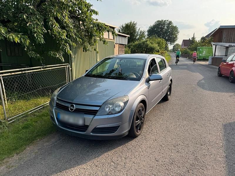 Grau Gebraucht 2004 Opel Astra Kleinwagen | 1.500 € (Fairer Preis) - Bild 1/4