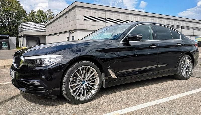 Schwarz Gebraucht 2018 BMW 530e Sport Line Limousine | 24.700 € (Guter Preis) - Bild 1/4