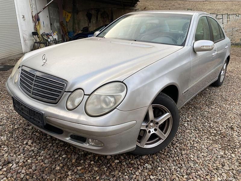 Silber Gebraucht 2004 Mercedes E200 Limousine | 2.750 € (Superpreis) - Bild 1/4