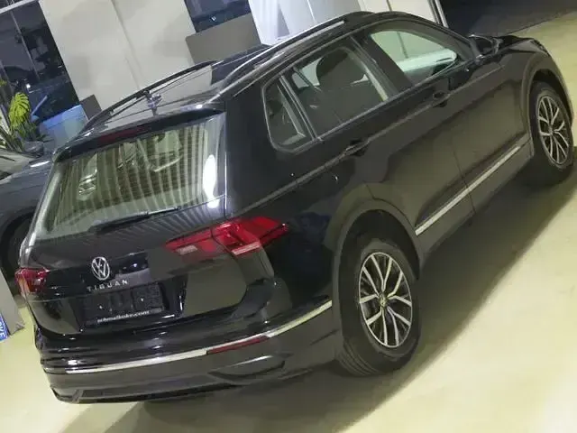 Gebraucht VW Tiguan Life 150 PS (110 kW) 2023 Deep black perleffekt SUV