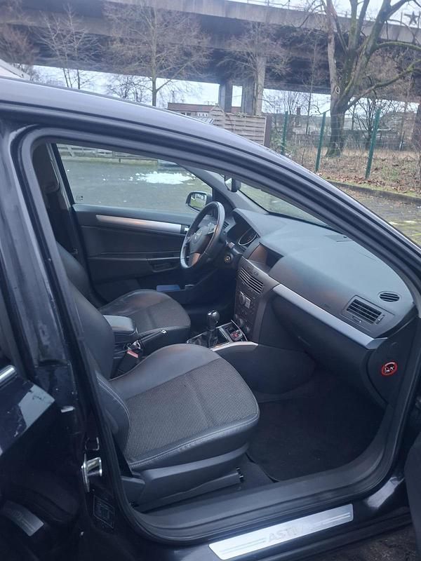 Gebraucht Opel Astra Sport 105 PS (77 kW) 2006 Schwarz Limousine
