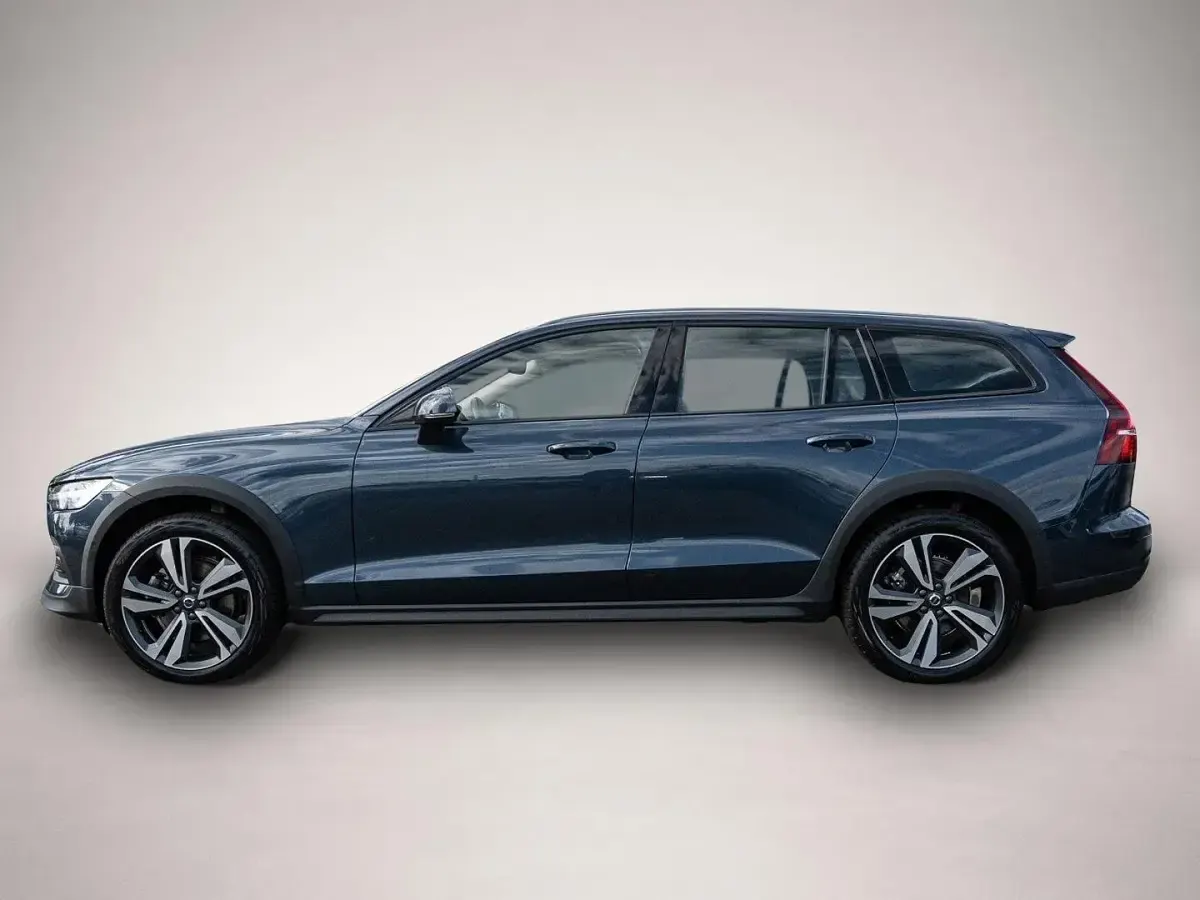 Gebraucht Volvo V60 CC Plus 197 PS (144 kW) 2024 Manufacturer Kombi