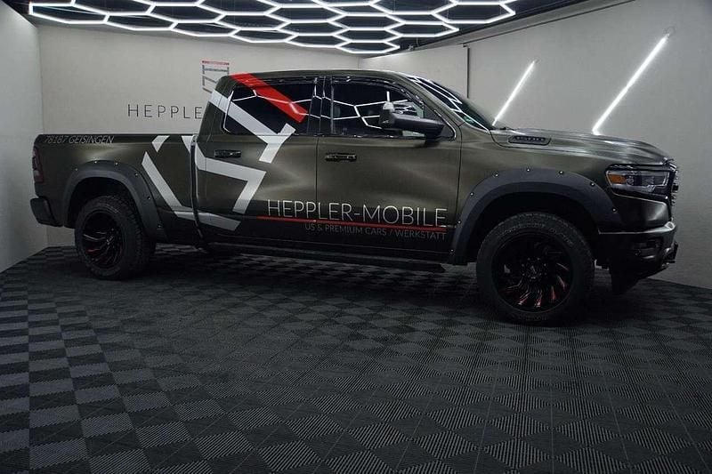 Gebraucht Dodge Ram 401 PS (294 kW) 2019 3m satin gold dust black folie Abholung