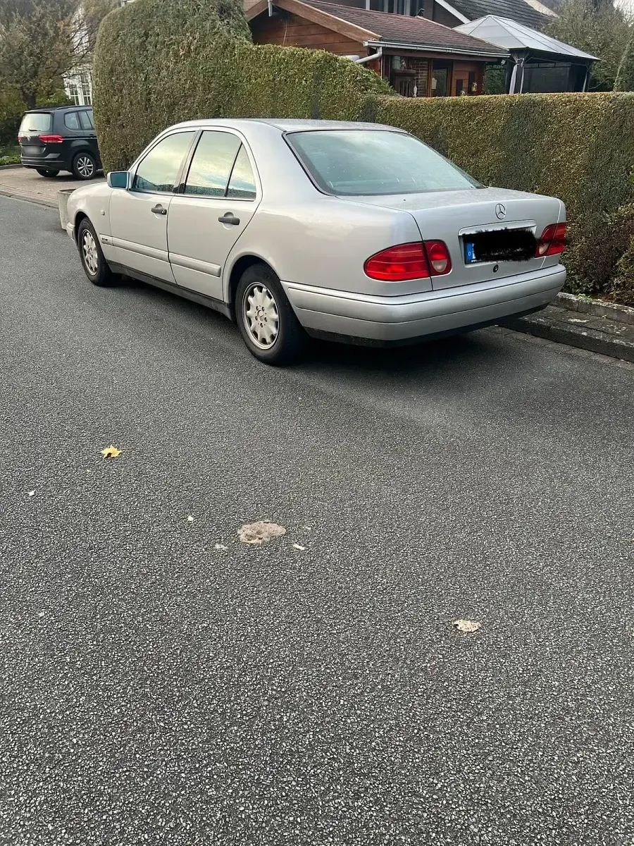 Gebraucht Mercedes E200 136 PS (100 kW) 1998 Silber Limousine
