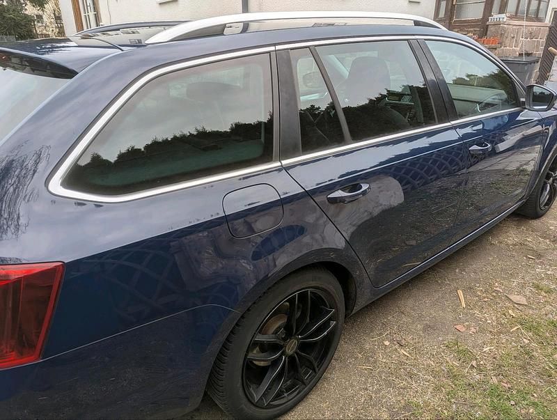 Gebraucht Skoda Octavia Elegance 180 PS (132 kW) 2014 Blau Kleinwagen
