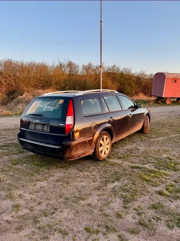 Usado Ford Mondeo Ghia 131 CV (96 kW) 2006 Azul Berlina