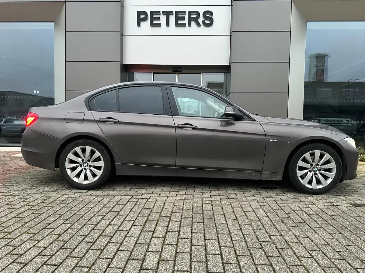 Gebraucht BMW 320 Sport Line 184 PS (135 kW) 2012 Braun Limousine