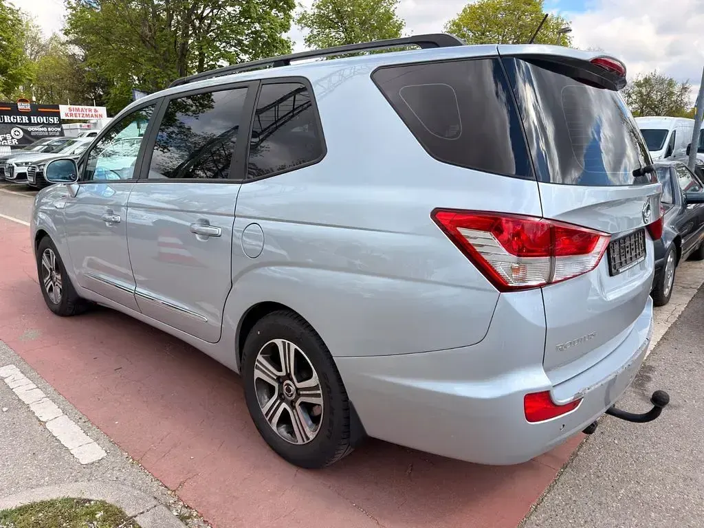 Gebraucht SsangYong Rodius Quartz 155 PS (114 kW) 2015 Silber Van / Kleinbus