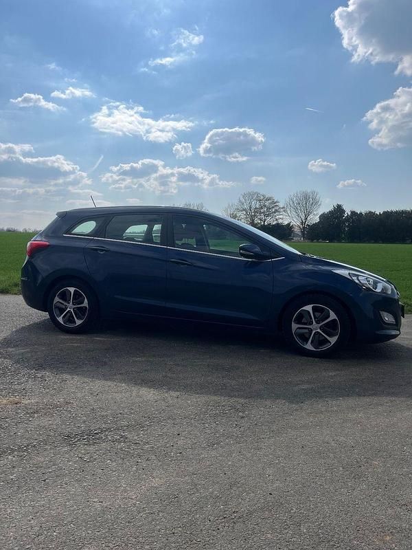 Gebraucht Hyundai i30 Trend 101 PS (74 kW) 2017 Blau Kombi