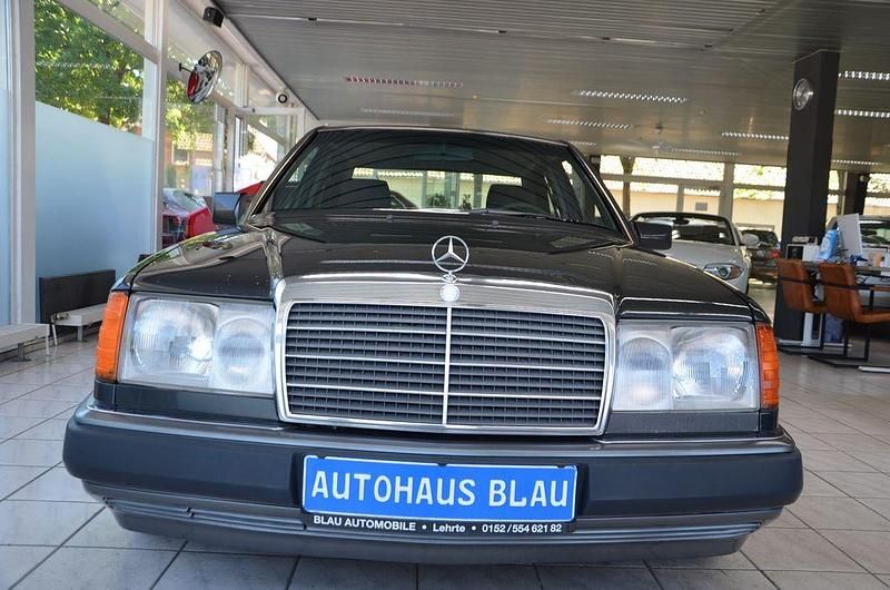 Gebraucht Mercedes E230 132 PS (97 kW) 1990 Schwarz Limousine