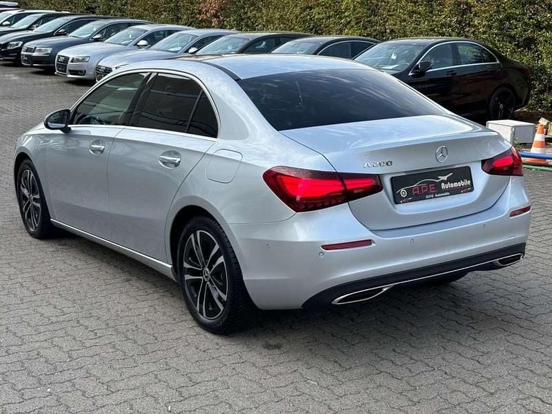 Gebraucht Mercedes A200 163 PS (119 kW) 2023 Iridiumsilber Limousine