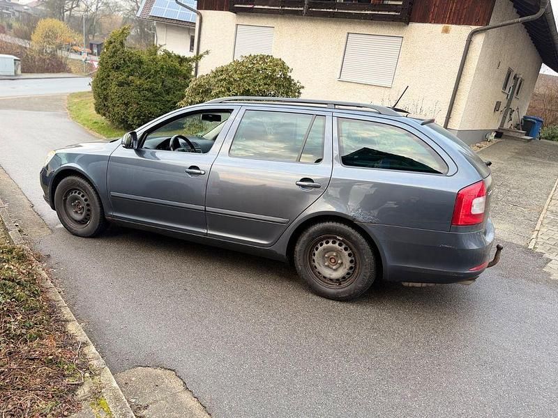 Gebraucht Skoda Octavia Elegance 140 PS (102 kW) 2011 Grau Kombi