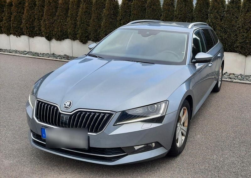 Grau Gebraucht 2017 Skoda Superb Kombi | 18.999 € (Etwas zu teuer) - Bild 1/4