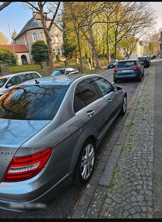 Grau Gebraucht 2011 Mercedes 220 Limousine | 8.800 € - Bild 1/4