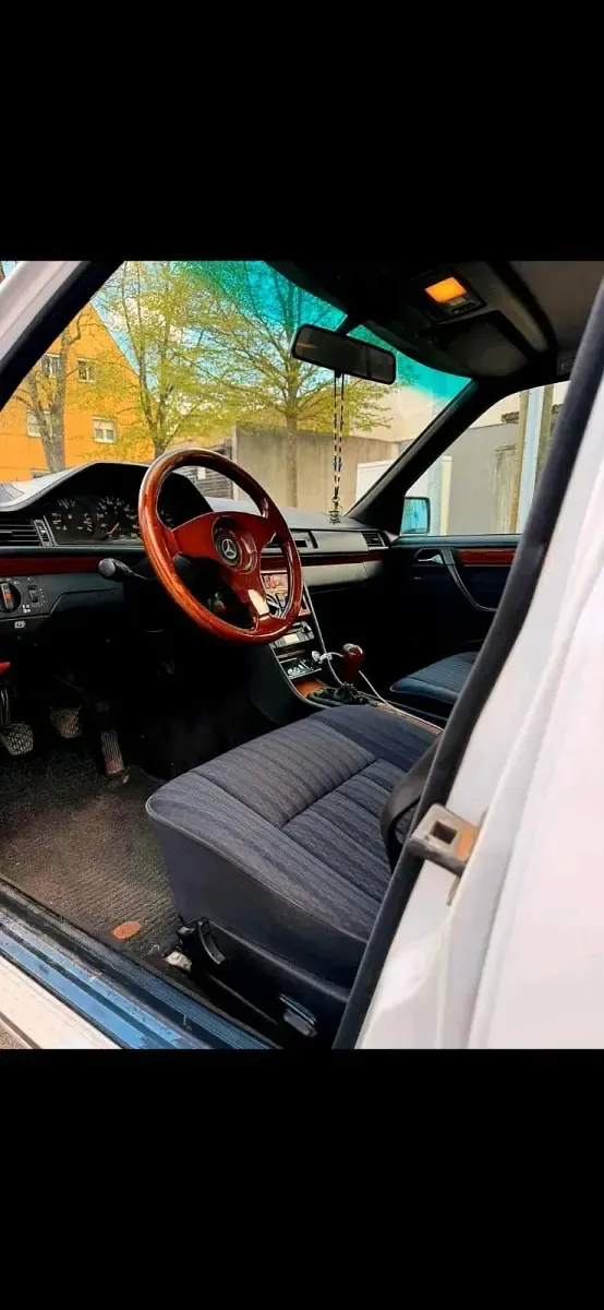 Second-hand Mercedes E250 94 CP (69 kW) 1991 Alb Berlinǎ