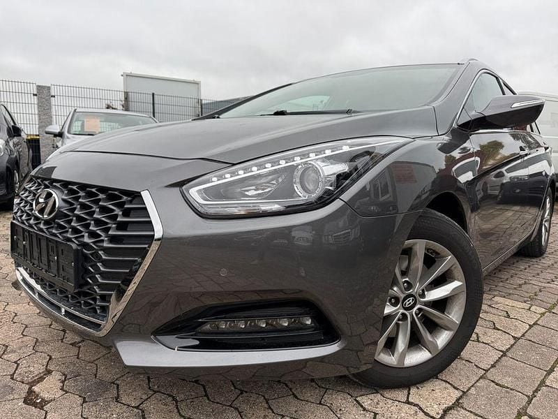 Gebraucht Hyundai i40 Space 136 PS (100 kW) 2019 Grau Limousine