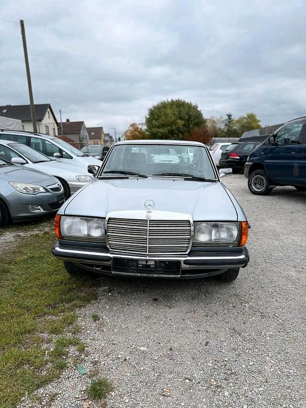 Blau Gebraucht 1982 Mercedes E230 Limousine | 2.499 € - Bild 1/4
