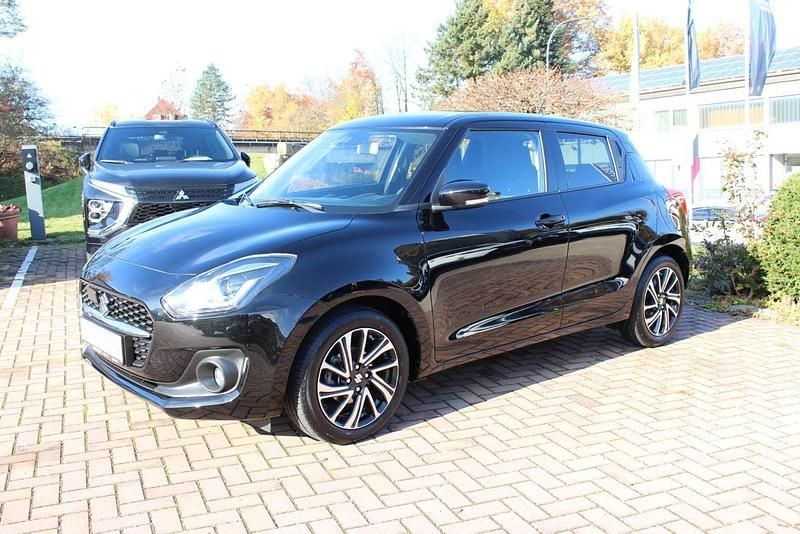 Schwarz Gebraucht 2023 Suzuki Swift Comfort+ Kleinwagen | 15.390 € - Bild 1/4