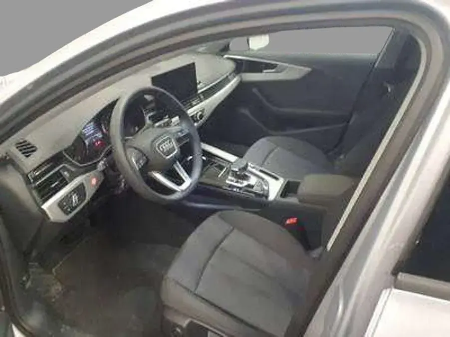 Gebraucht Audi A4 Ambiente 136 PS (100 kW) 2025 Florettsilber metallic Limousine