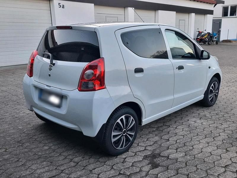 Gebraucht Suzuki Alto 68 PS (50 kW) 2012 Weiß Kleinwagen