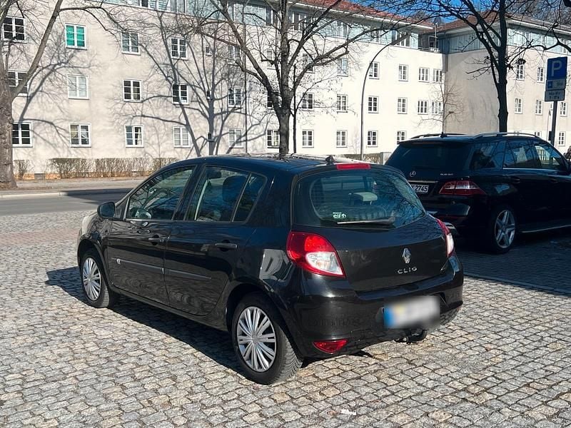 Gebraucht Renault Clio II 67 PS (49 kW) 2009 Schwarz Kleinwagen