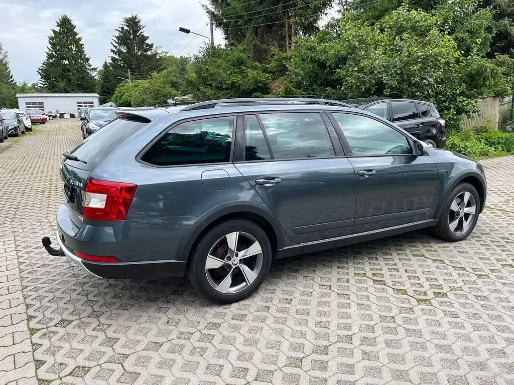 Gebraucht Skoda Octavia Scout 4x4 184 PS (135 kW) 2015 Grau Kombi