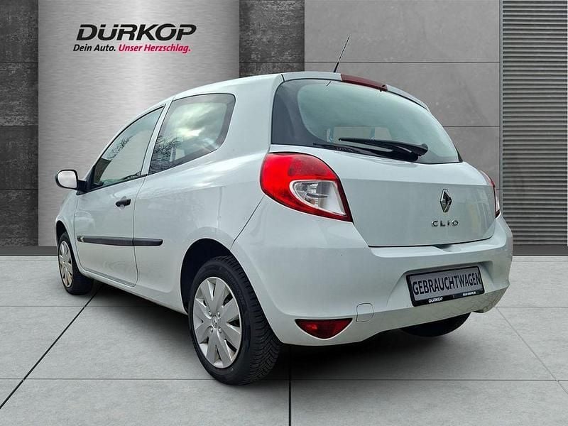 Gebraucht Renault Clio III Expression 65 PS (47 kW) 2009 Gletscherweiss Limousine