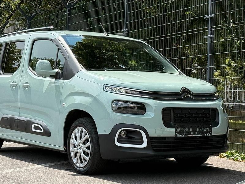 Grau Gebraucht 2019 Citroën Berlingo Feel Van / Kleinbus | 21.490 € (Etwas zu teuer) - Bild 1/4