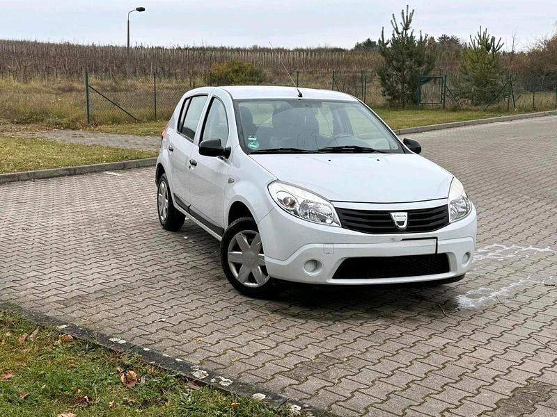 Weiß Gebraucht 2008 Dacia Sandero Limousine | 2.500 € (Fairer Preis) - Bild 1/4