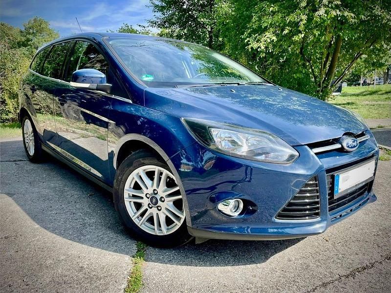 Blau Gebraucht 2014 Ford Focus Titanium Limousine | 6.595 € (Guter Preis) - Bild 1/4