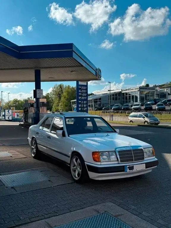 Gebraucht Mercedes E230 132 PS (97 kW) 1988 Weiß Limousine