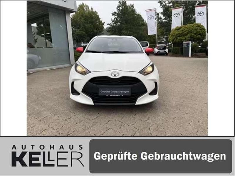 Gebraucht Toyota Yaris Cool 72 PS (52 kW) 2022 Schneeweiß Kleinwagen